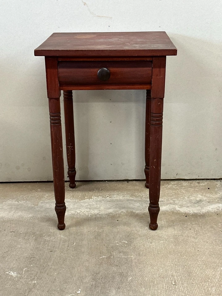 Antigua mesa de trabajo Sheraton 1 cajón mesita de noche Pennsylvania 1830 lavado rojo Foto 2 de 4