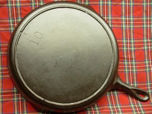 LARGE VINTAGE LODGE 3 NOTCH HEAT RING NUMBER 10 E CAST IRON SKILLET