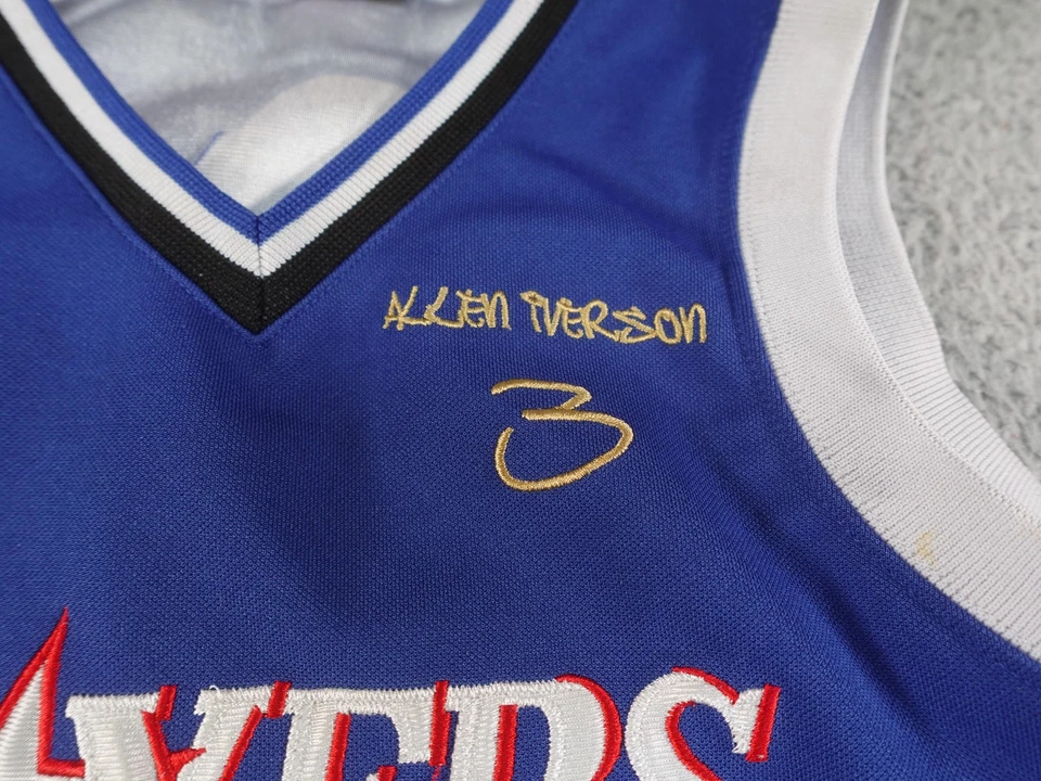 Camiseta de Colección Philadelphia 76ers Allen Iverson Juvenil Mediana Azul NBA Majestuosa Foto 3 de 4
