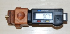 DIGITALES GITARRENMESSGERÄT MIT HOLZBLOCK