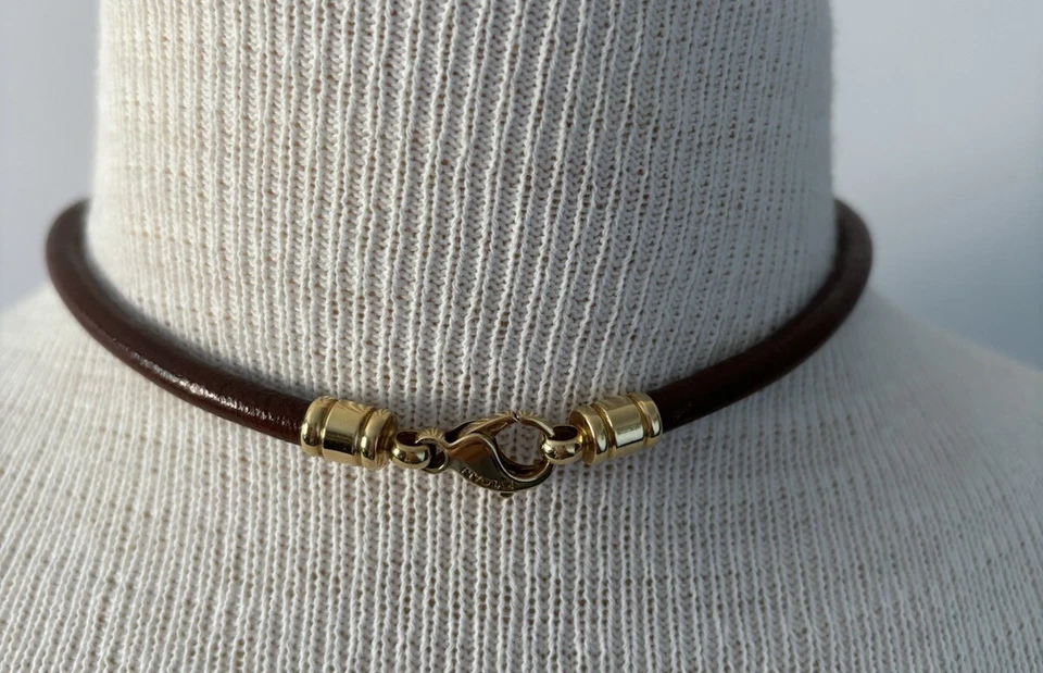 Colgante Bvlgari Oro Amarillo 18K Acero Tondo Cruz Circular Sobre Cordón Cuero Foto 4 de 4