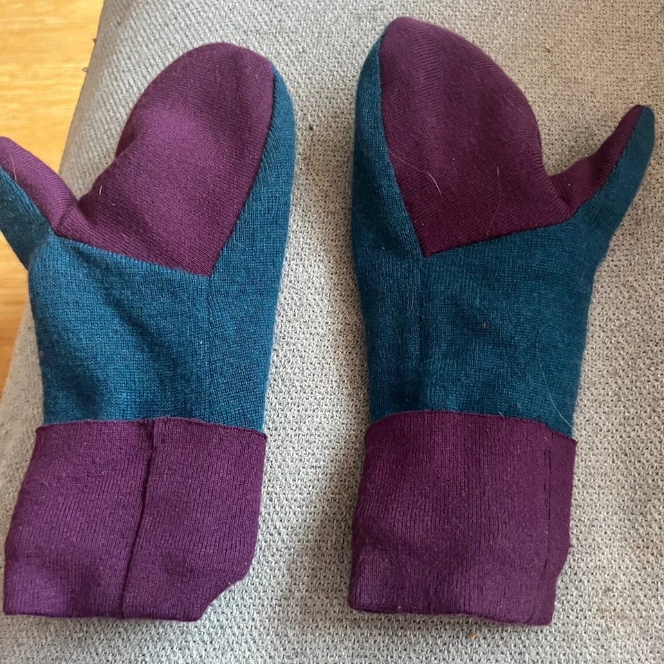 Mitones de vellón morado con detalles azul verdoso para mujer talla única Foto 2 de 3