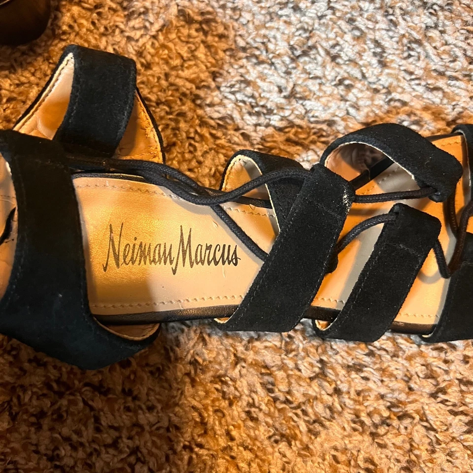 Neiman Marcus Tacones con Cordones Sandalias Gladiador Negro Gamuza Tacones 7.5 Foto 3 de 4