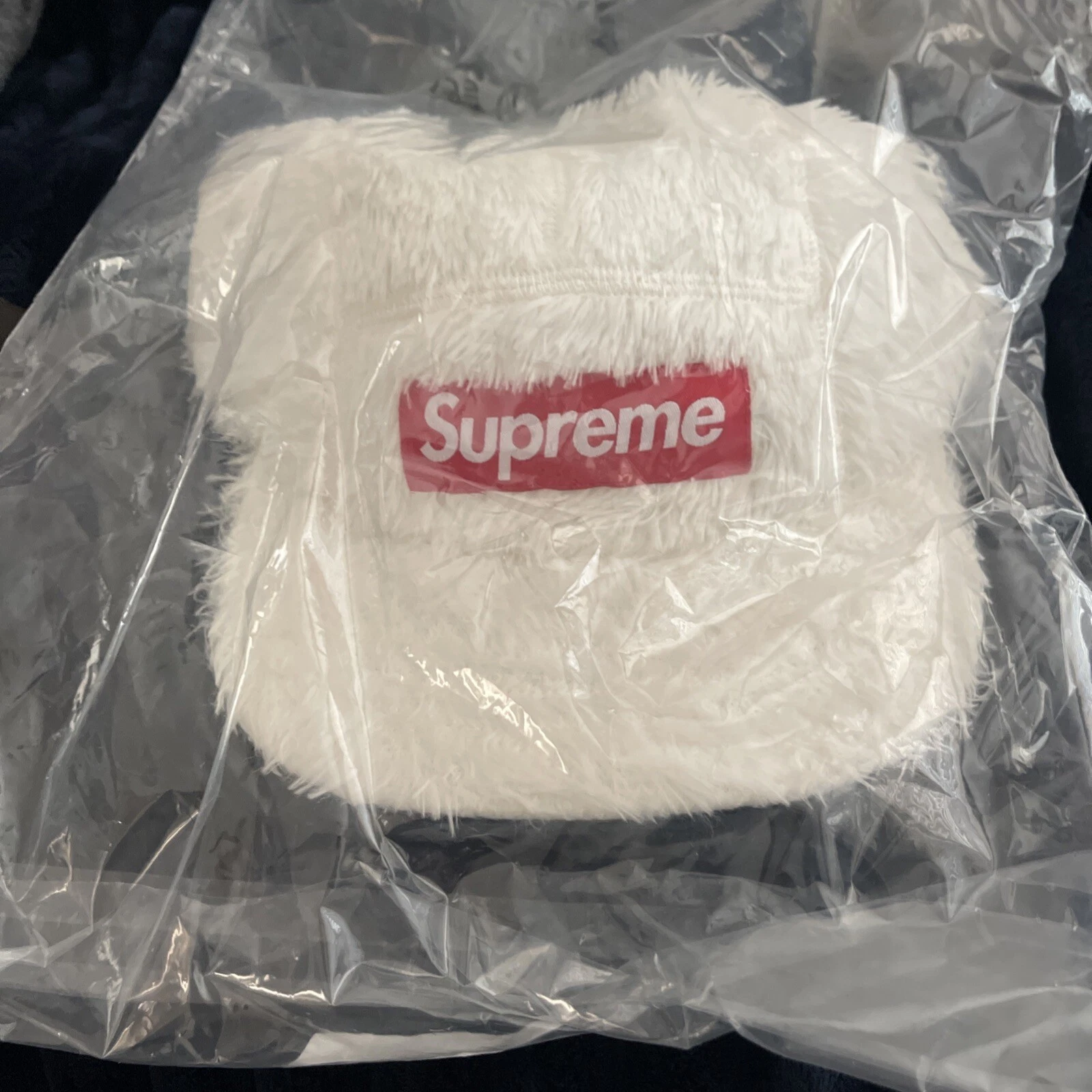 Casquette de camp Supreme Fuzzy blanche à la main FW24H104