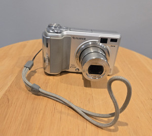 Fujifilm FinePix 2200 - Appareil Photo Numérique 2.1 MP - Argenté - Pour Pièces/Réparation