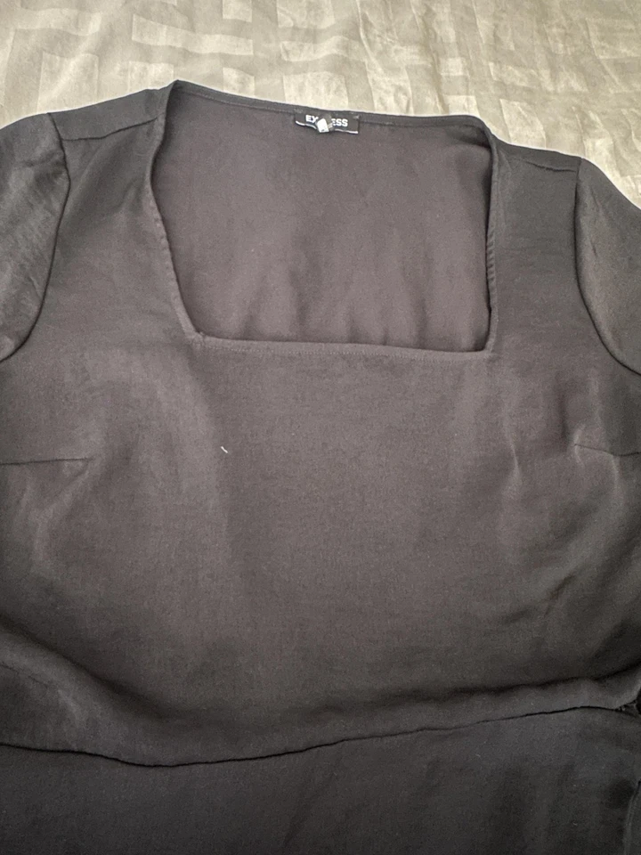 Vestido Express para mujer grande negro envolvente con volantes dobladillo manga larga cuello cuadrado Foto 3 de 4