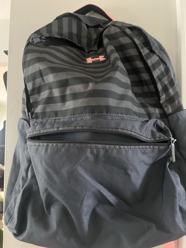 Mochila Under Armour para mujer negra-gris oscuro-rosa 198162 Foto 3 de 4