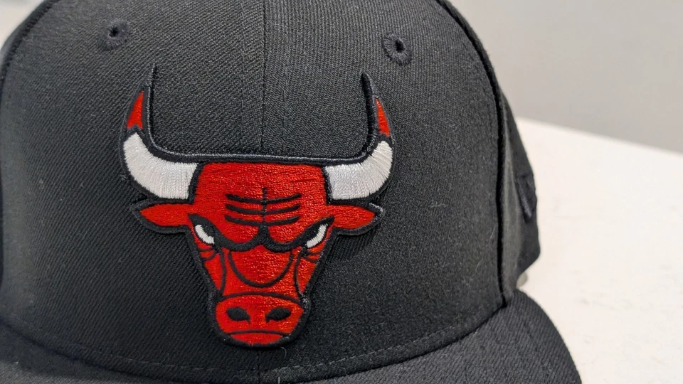 New Era 59FIFTY CHICAGO BULLS NEGRO Parche Trofeo ROJO UV SOMBRERO AJUSTADO 7 1/4 NUEVO CON ETIQUETAS Foto 4 de 4