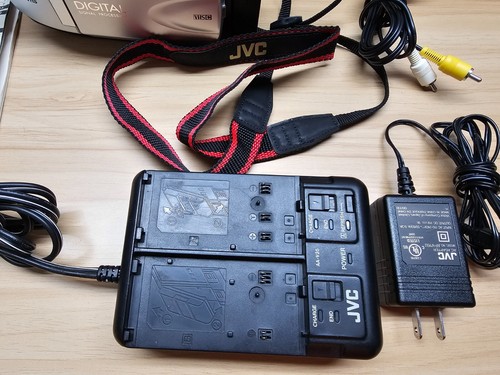 JVC COMPACT VHS CAMCORDER GR-AXM225 WITH ACCESSORIES - TESTED/WORKING - Picture 3 of 20