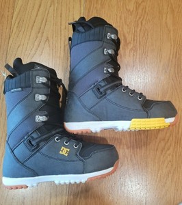 dc mutiny snowboard boots