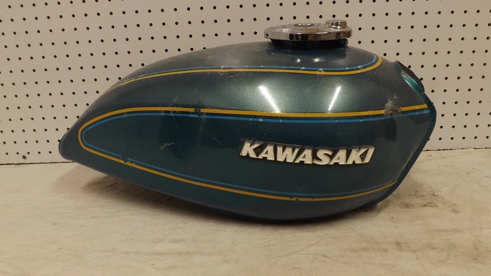 Kawasaki KZ400 1974-1977 tanque de gasolina OE azul tanque completo abolladuras, abolladuras, etc. Foto 2 de 4