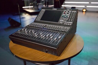 Yamaha QL1 Digital Mixing Console with Lamp and rolling SKB travel case