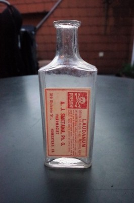 Alte Medikamentenflasche, Gift, vor 1945, Laudanum, Opium, altes Glas, Replik!