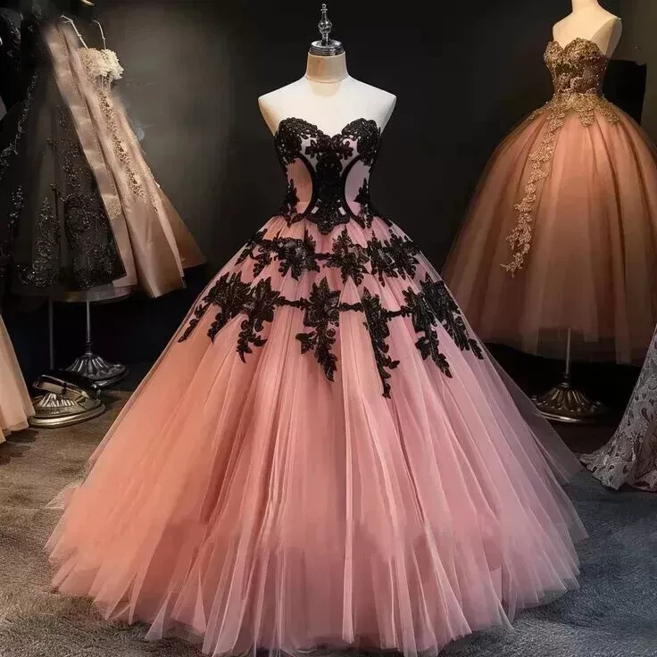 Vestidos de novia góticos sin tirantes apliques de encaje negro línea A vestidos de novia de tul Foto 3 de 4