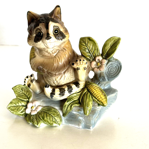 UCGC Waschbär auf Baumstamm mit Blumen und Maiskolben Figur Japan 5" groß