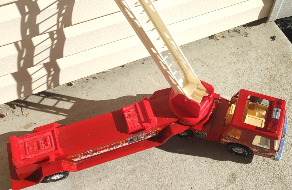 Vintage Nylint Firetruck Hook-N-Ladder Trailer Fire Truck Engine Steel Metal Toy - Image 3 of 4
