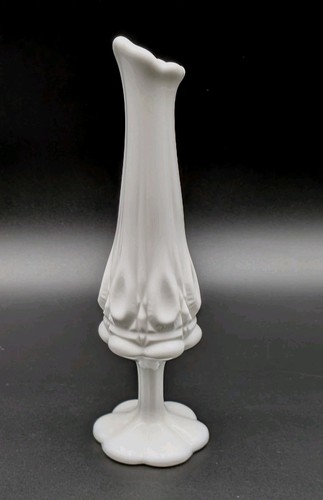 Vintage weißes Milchglas 11" Sockel geschwungener Daumenabdruck geschliffene Knospe Vase MCM