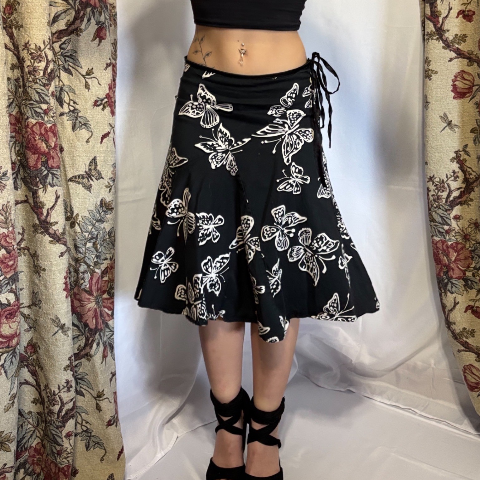 ABRIL Impresionante Falda Midi Y2k Negra con Patrón Mariposa Blanca y Detalle Satinado