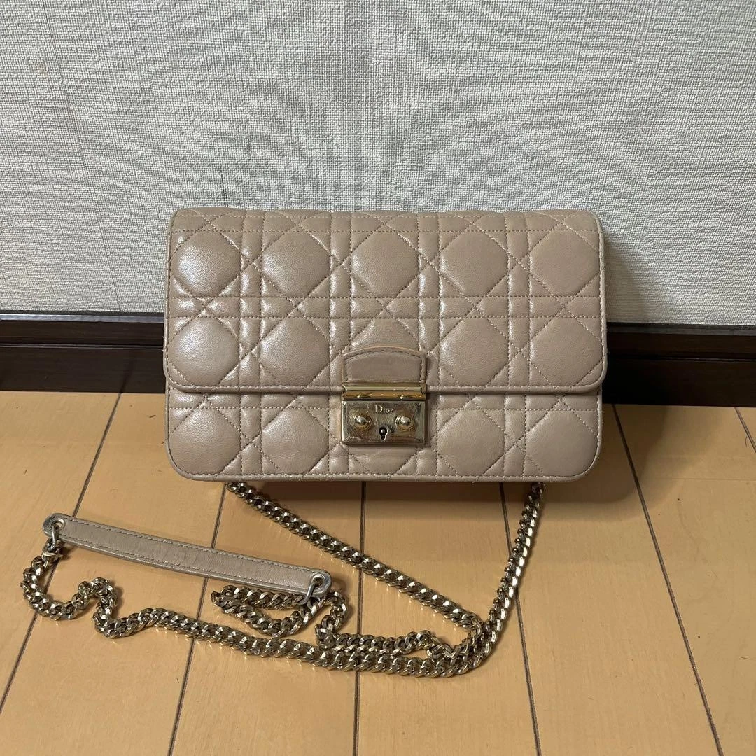 Portefeuille Dior Lady Dior chaîne épaule argent quincaillerie peau d'agneau