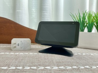 Amazon Echo Show 5 Smart Speaker With Stand (Mint Condition)
