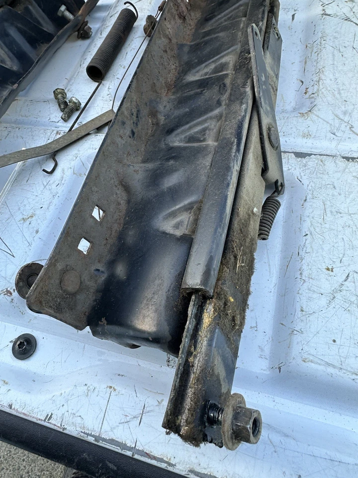 MoPar 1968 carrocería A canastilla derecha asiento orugas Plymouth Barracuda Dodge Dart 1969 Foto 2 de 4