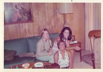 BEAUTIFUL GIRLS Vintage FOUND PHOTO  Color WOMEN Original Snapshot 49 46 P
