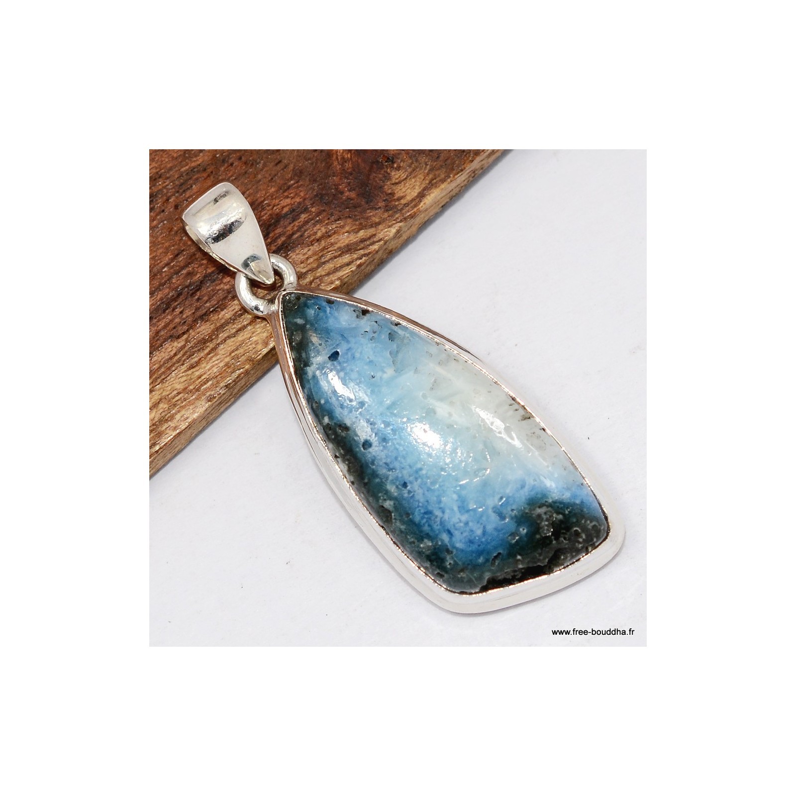 Pendentif Nakaurite bleu ice, bijou en forme libre à porter au quotidien
