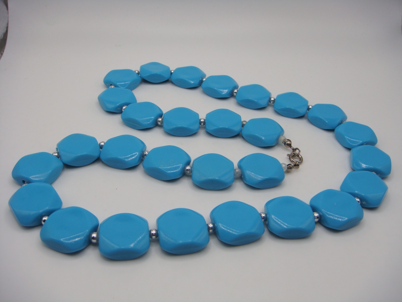VINTAGE PLASTIC TURQUOISE RECTANGULAR BEAD NECKLA… - image 9