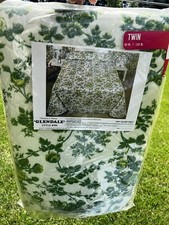 twin bedspread pair Pair of Vintage Twin Bed Patchwork Quilted Bedspreads with Floral Tartan Medallion Pattern — listing 3