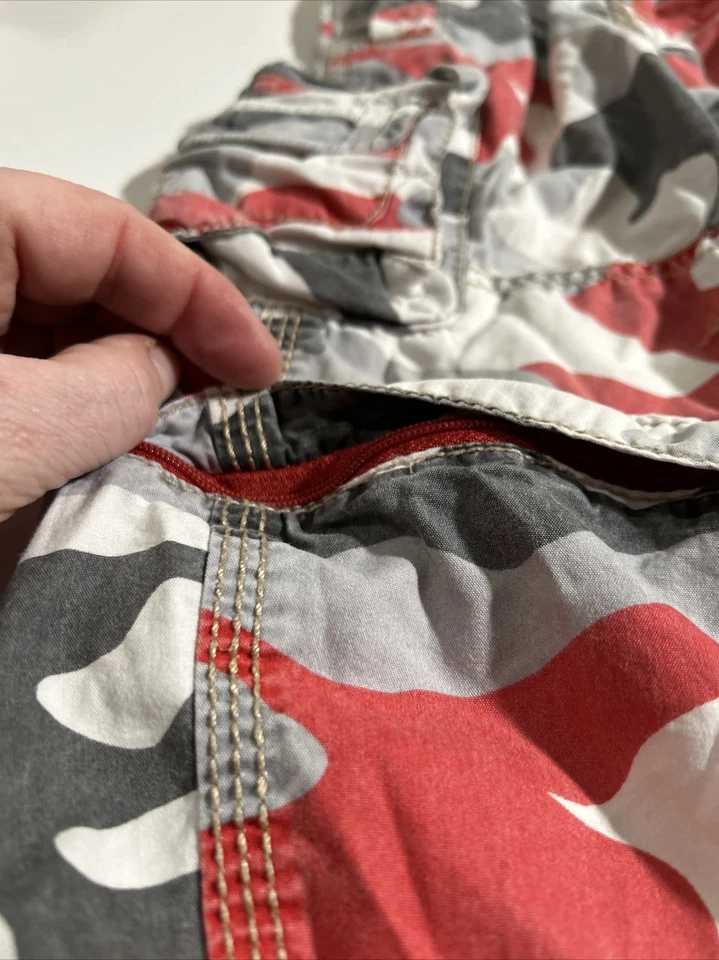 MINI BODEN 3Y Niños Rojo Gris Camuflaje Cremallera Carga Pantalones de Patín Elásticos Ajustables Cintura Foto 2 de 4