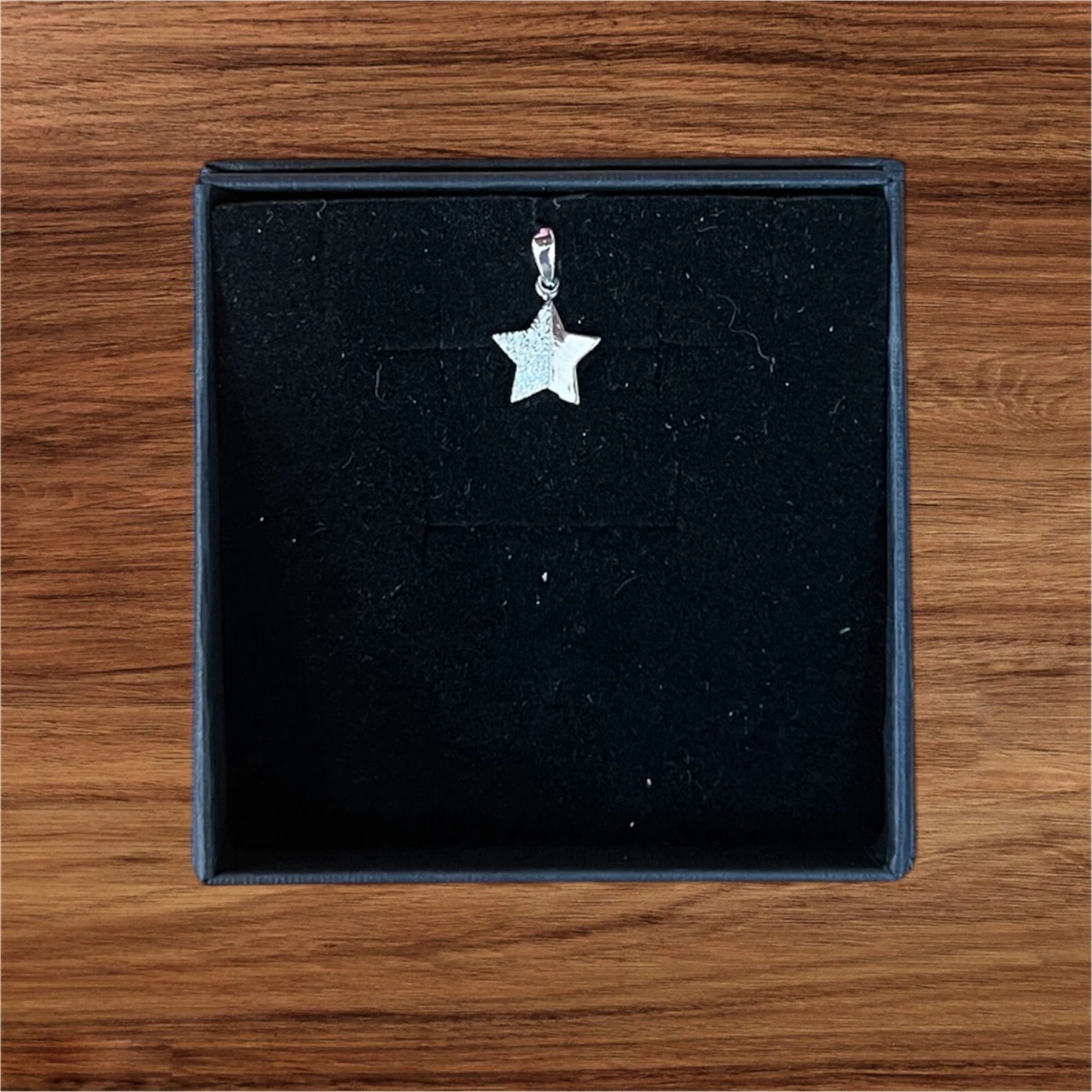 Ciondolo tondo lavorato modello stella in resina 12x10 mm - Dorato