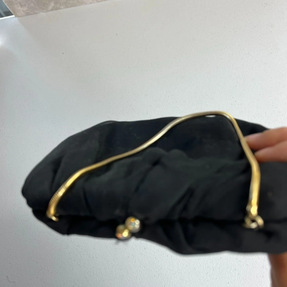 Bolso de Noche Vintage Tela Negra Bloqueo de Beso con Cadena Dorada Foto 4 de 4