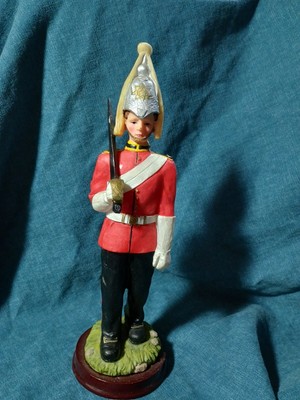 Statue britischer Kavallerie Soldat mit Helm und Zeremonienwaffe, in Resin. 