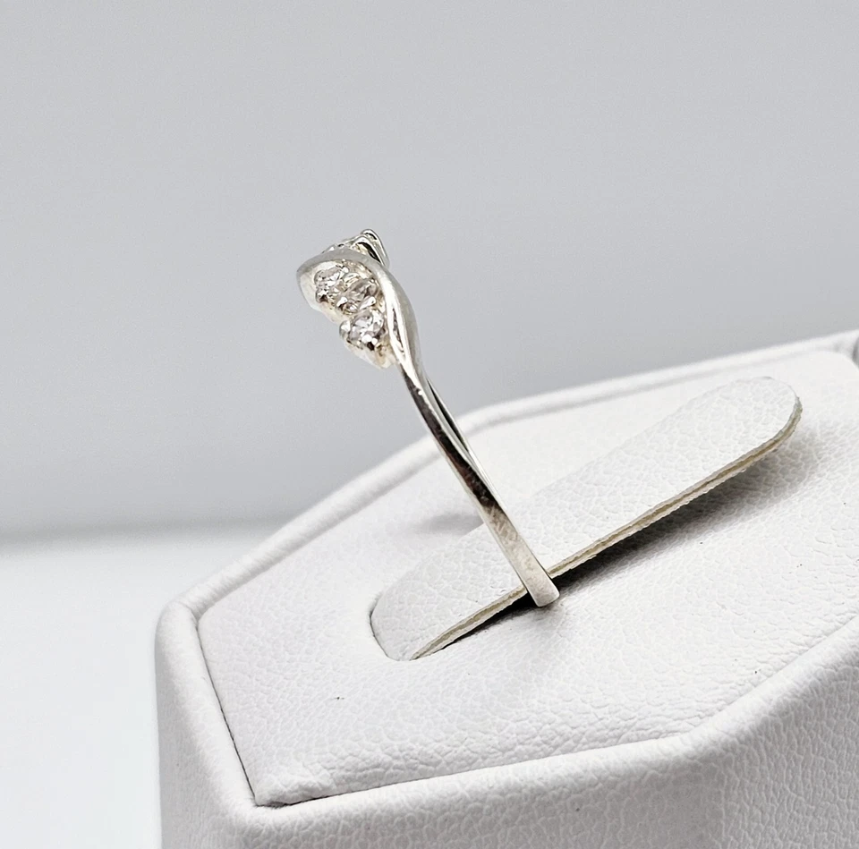 Anillo de plata esterlina con circonitas cúbicas onduladas talla 7,5 delicada promesa simple Foto 4 de 4