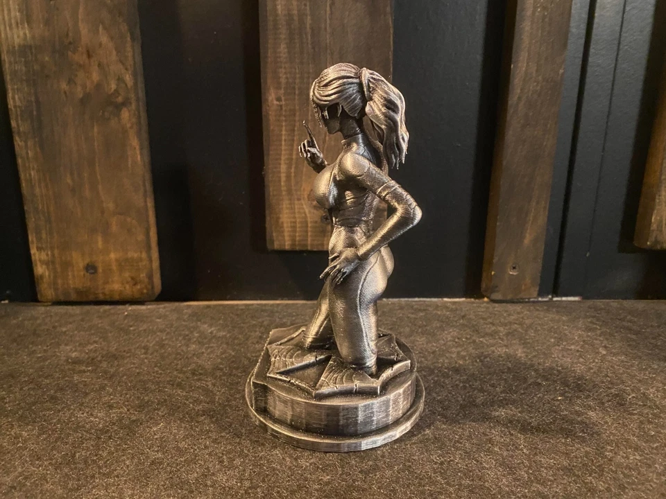 Estatua Resident Evil Claire Redfield en plata vintage 6 pulgadas de alto Foto 4 de 4