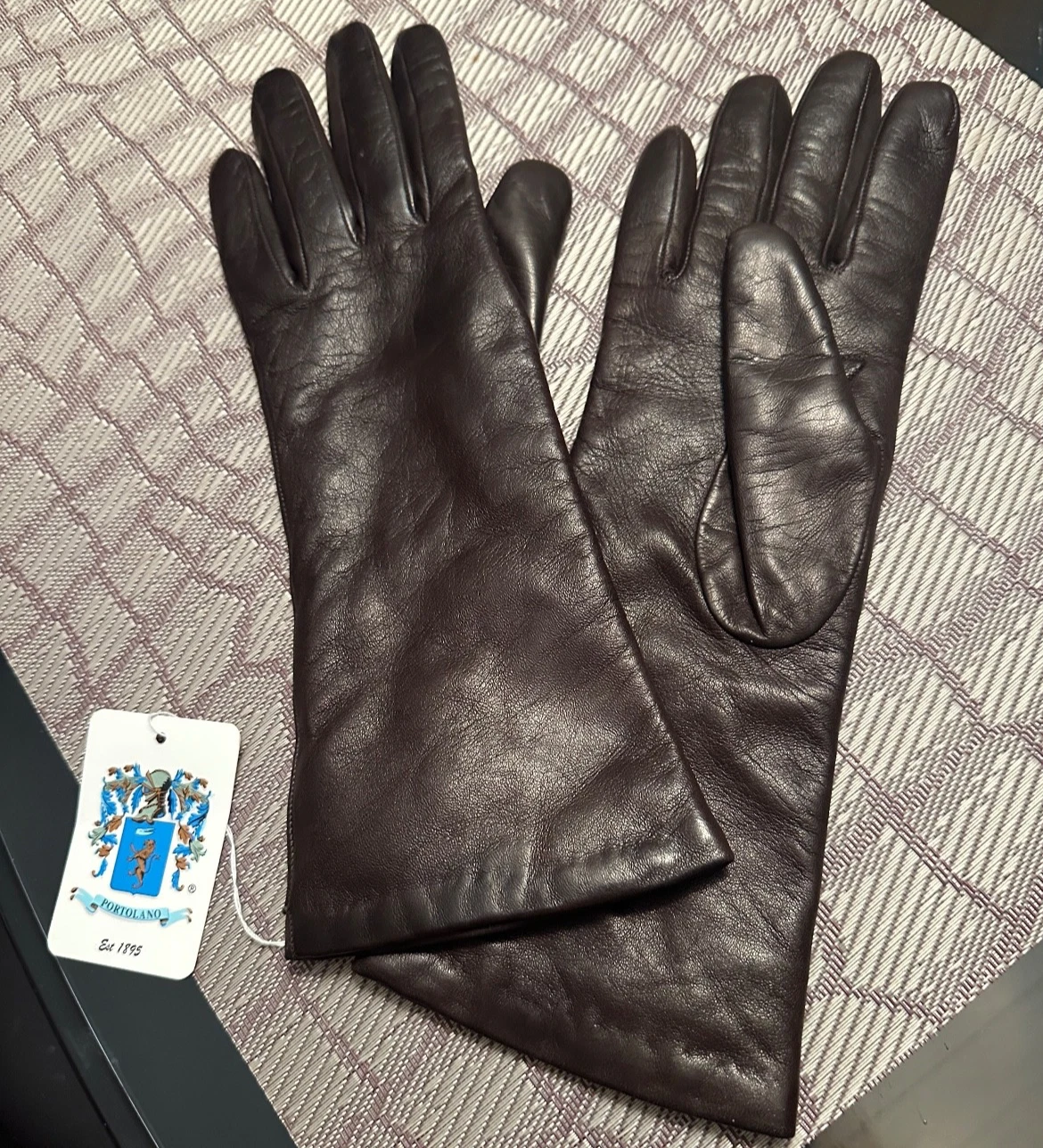$165 Portolano Black leather Cashmere lined gloves Size 7 New NWT
Opens in a new window or tab