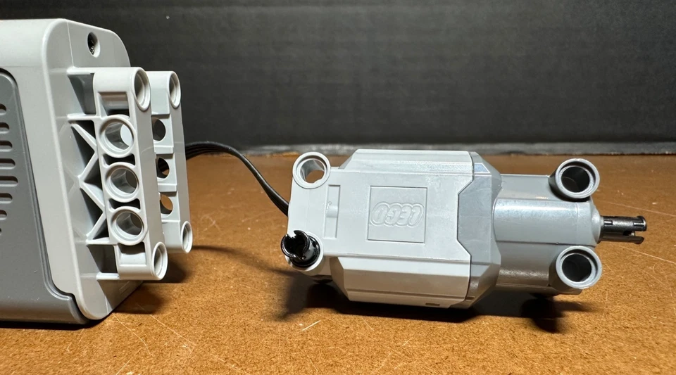 Lego authentic Power Functions Battery Box & Lego 8883 Motor 2005 genuine works! - Image 2 of 4