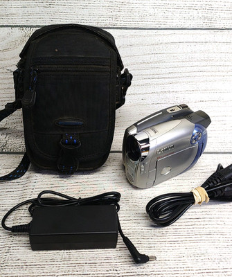 Canon DC210 DVD Camcorder Video Camera 35x Optical Zoom Case Battery & Charger