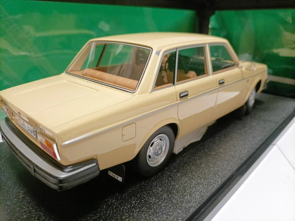 Cult 1:18 Volvo 244DL 1975 Beige Rich Four Door Sedan Model Decoration - Image 3 of 4