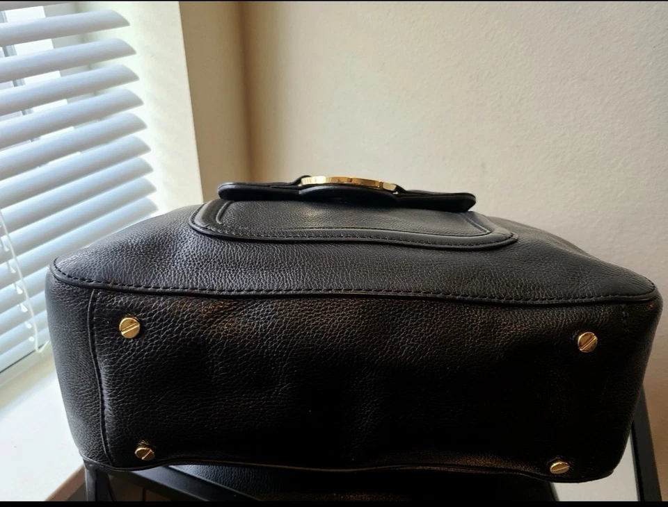 Bolsa satchel Tory Burch Amanda tiracolo couro preto - Imagem 2 de 4