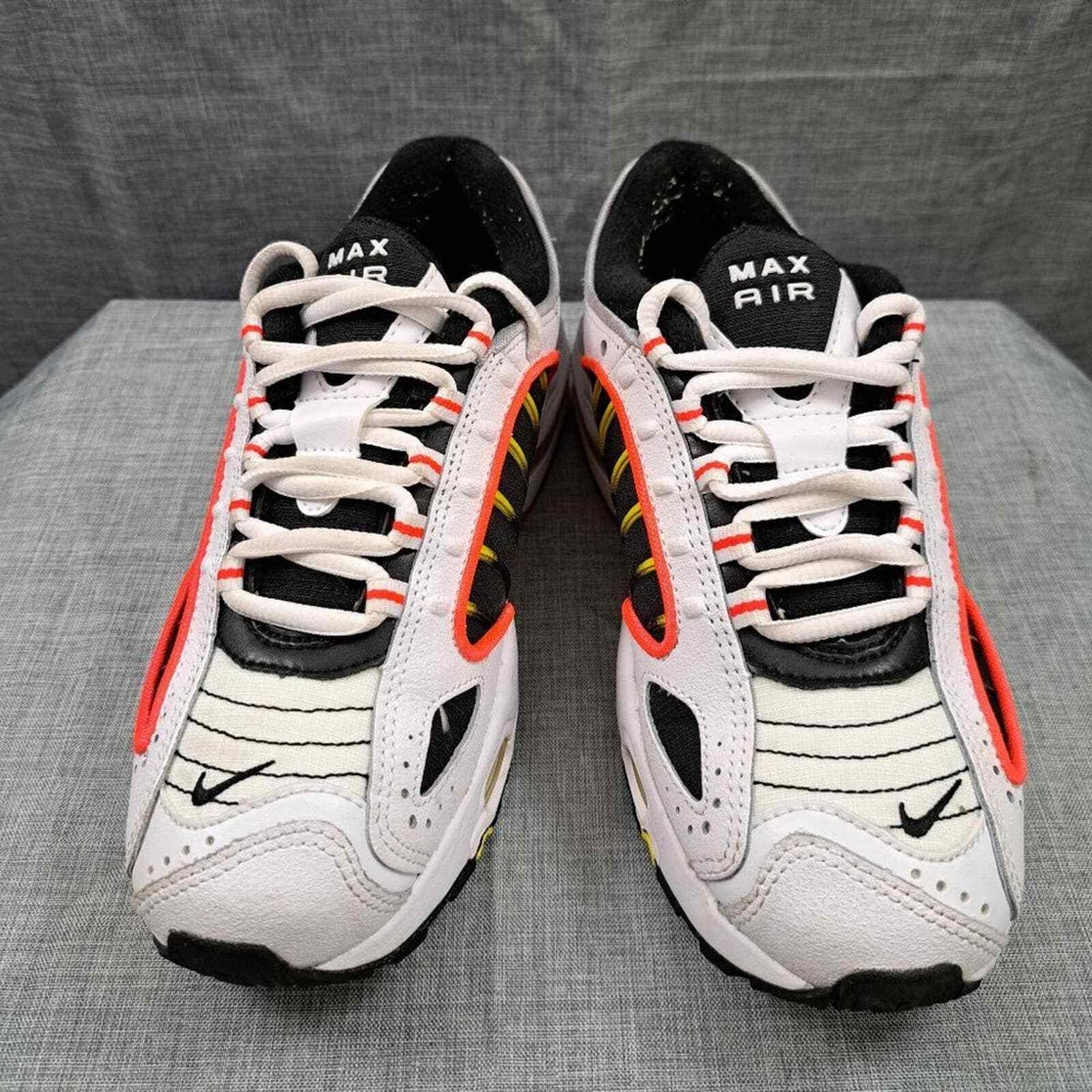 白兎　9.5 ✖️4本 Nike Air Max Tailwind 4 White Black Crimson Yellow Kid Size
