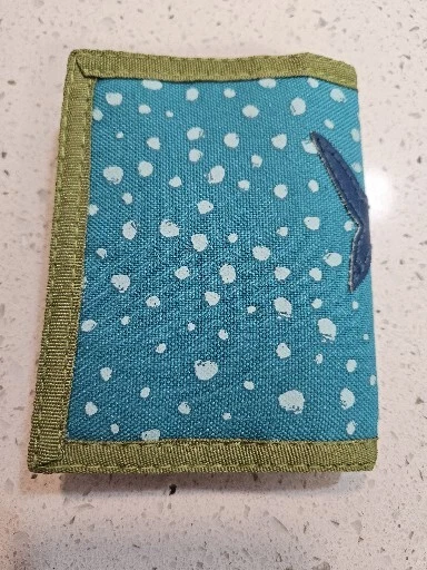 Cartera Stephen Joseph Triple Tiburón Verde Azulado Gotas de Agua Fondo Azul Marino Verde Tiburón Foto 2 de 4