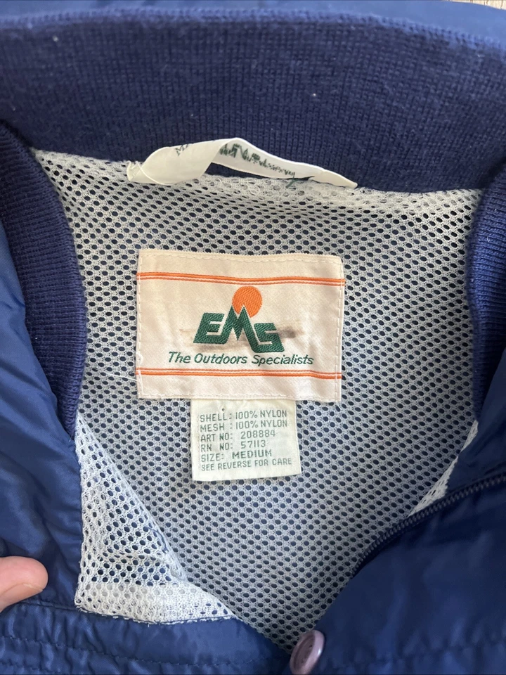 EASTERN MOUNTAIN SPORTS, EMS, VINTAGE BLUE HOODED ANORAK PARKA, MEN'S MEDIUM - Image 4 of 4