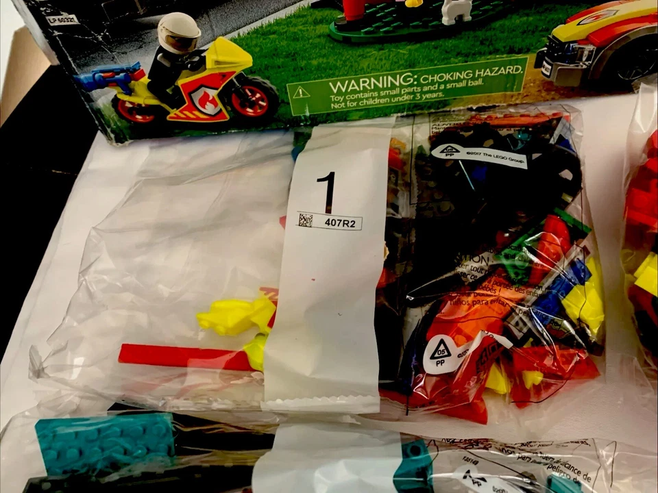 LEGO CITY Bomberos 60321 RETIRADO Set con 7 Minifiguras, Placas de Carretera, Gatos Foto 2 de 4