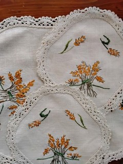 VINTAGE EMBROIDERED CREAM LINEN 3 PIECE DUCHESS SET WITH SHEAVES OF WHEAT