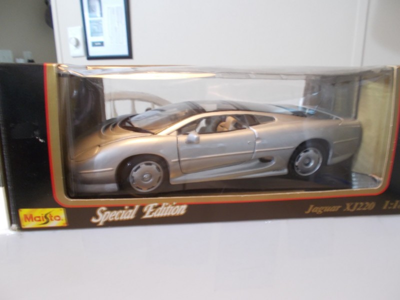 MAISTO NEW 1992 JAGUAR XJ220 1/18 SCALE