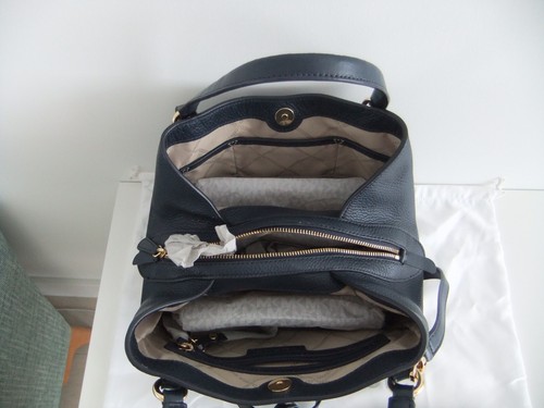 MICHAEL KORS NAVY MEDIUM CARRIE SATCHEL – USED ONCE – EX. CON - Picture 4 of 8