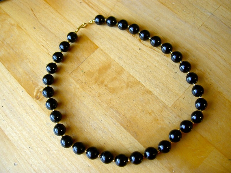 EXCELLENT MARVELLA PAT 537985 11MM BLACK SHINY BEADS GOLD TONE NECKLACE -18"