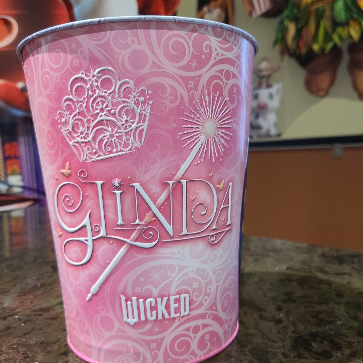❁WICKED ポップコーンバケツ❁缶❁アメリカ映画館限定❁ウィキッド❁完売品❁ s-l1200.jpg