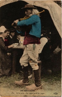 CPA Frankreich - Folklore - Bretagne - A la noce - Le rappel pour le repas (773563)